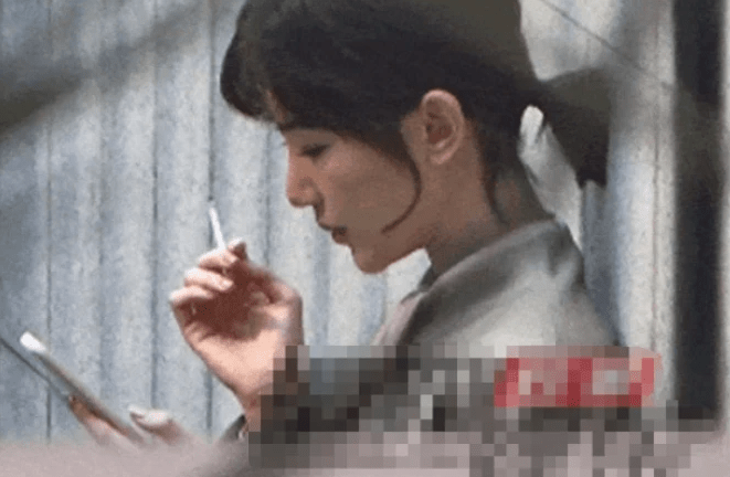 毛晓彤躲角落抽烟被拍，粉丝纷纷维护，杨颖抽