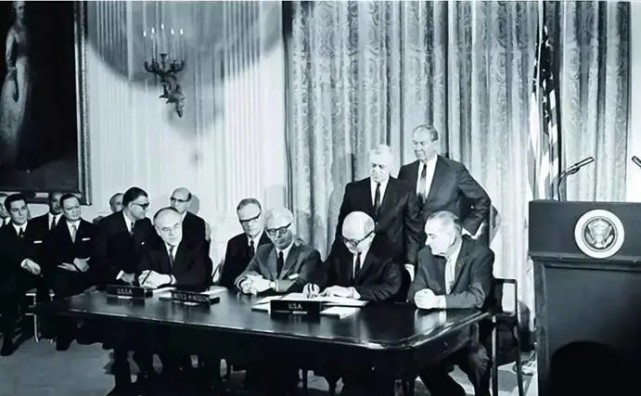 曬曬太陽也要交稅？女子宣布將太陽“私有化”，聯合國已經同意了