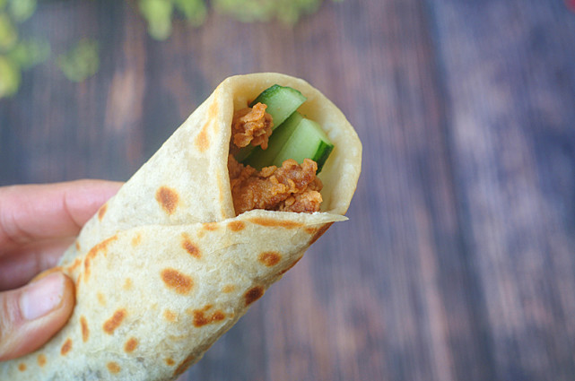 自製墨西哥雞肉捲，5分鐘就上桌，不用揉麵真省事，孩子的最愛