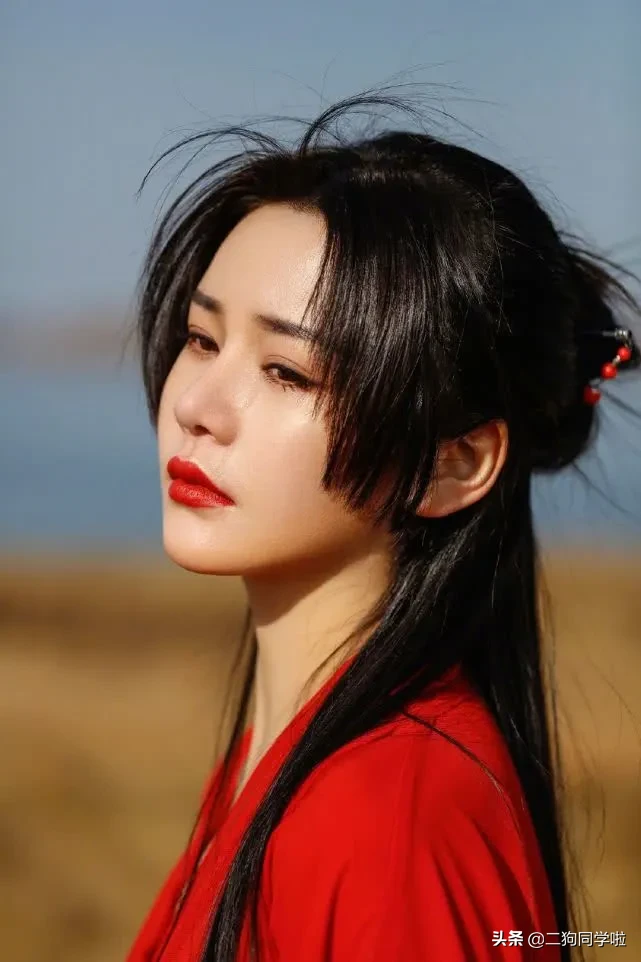 新版周芷若颜值也是超高，气质美艳动人特别是红衣造型也太美
