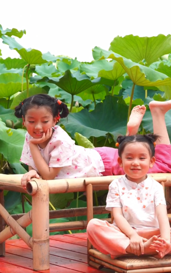 阿拉蕾与妹妹拍大片，近照又黑又瘦全程一个表情，不如妹妹有灵气