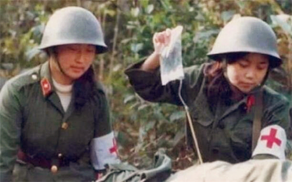 1986年老山战场照《死吻》：那名救护队女战士张茹，现状如何