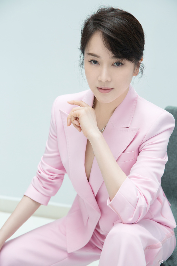 郑合惠子穿成“粉红仙子”！粉色无袖卫衣配阔腿裤，自带淑女气质
