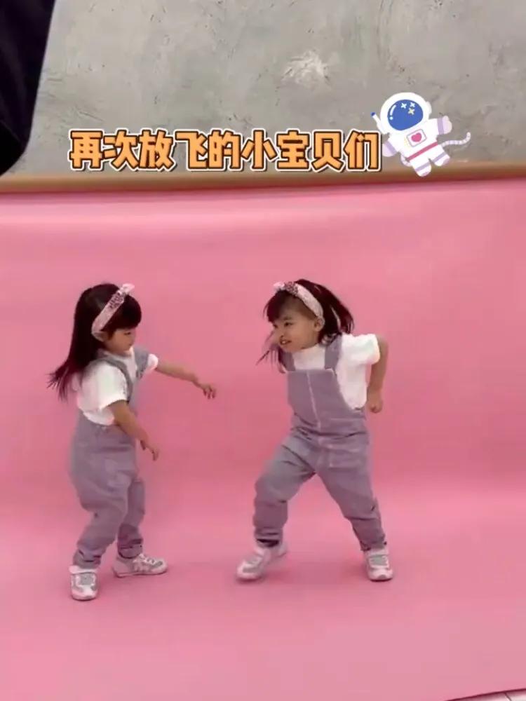 熊黛林帶雙胞胎女兒拍照，姐姐淑女範兒，妹妹活潑開朗很有鏡頭感