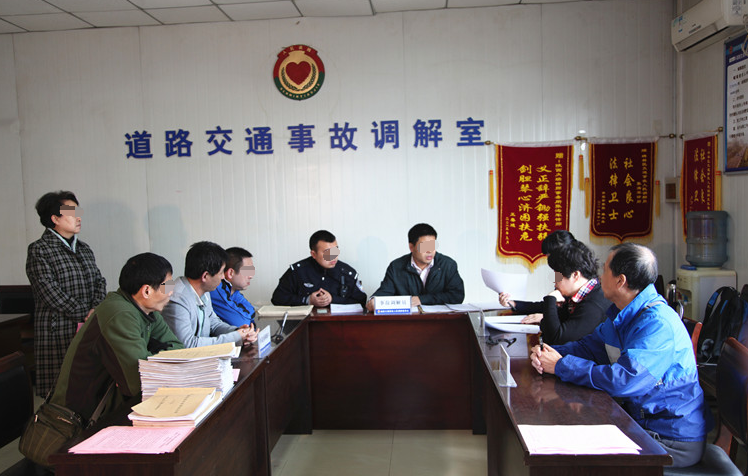 開(kāi)車(chē)不小心撞到人，“小白”車(chē)主這樣做最完美，也最明智
