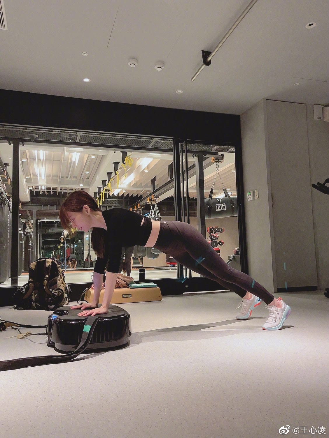 39岁王心凌身材太好！蚂蚁腰竹竿腿好吸睛，皮肤白嫩似18少女