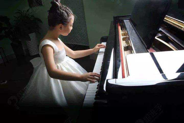 为什么强调小孩学钢琴用真钢琴？听说德国等都用电钢琴？