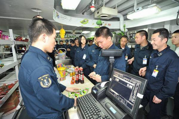 山东舰机库曝光，与辽宁舰有啥不同？标配24架歼