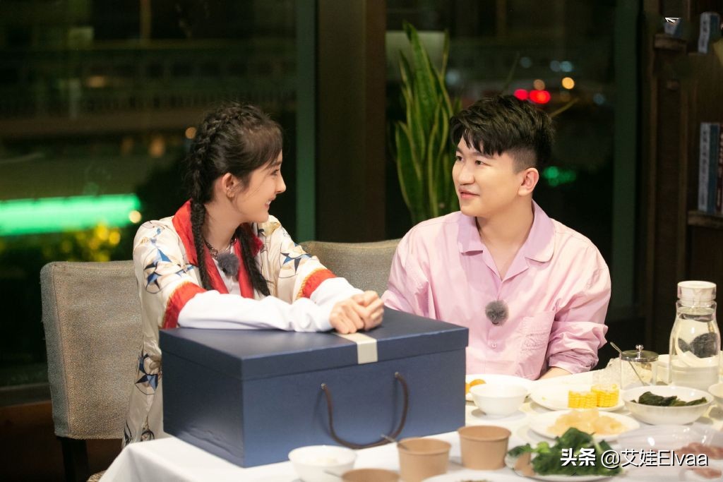 杨幂上综艺终于放大招，首次穿13000男士睡衣太酷帅，心疼张大大