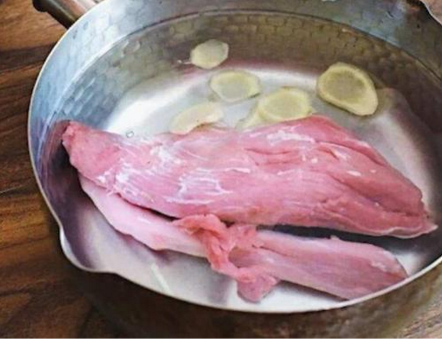 How to stew the mutton soup to make it thick and white, what method is used to remove the mutton smell, and should I add spices?