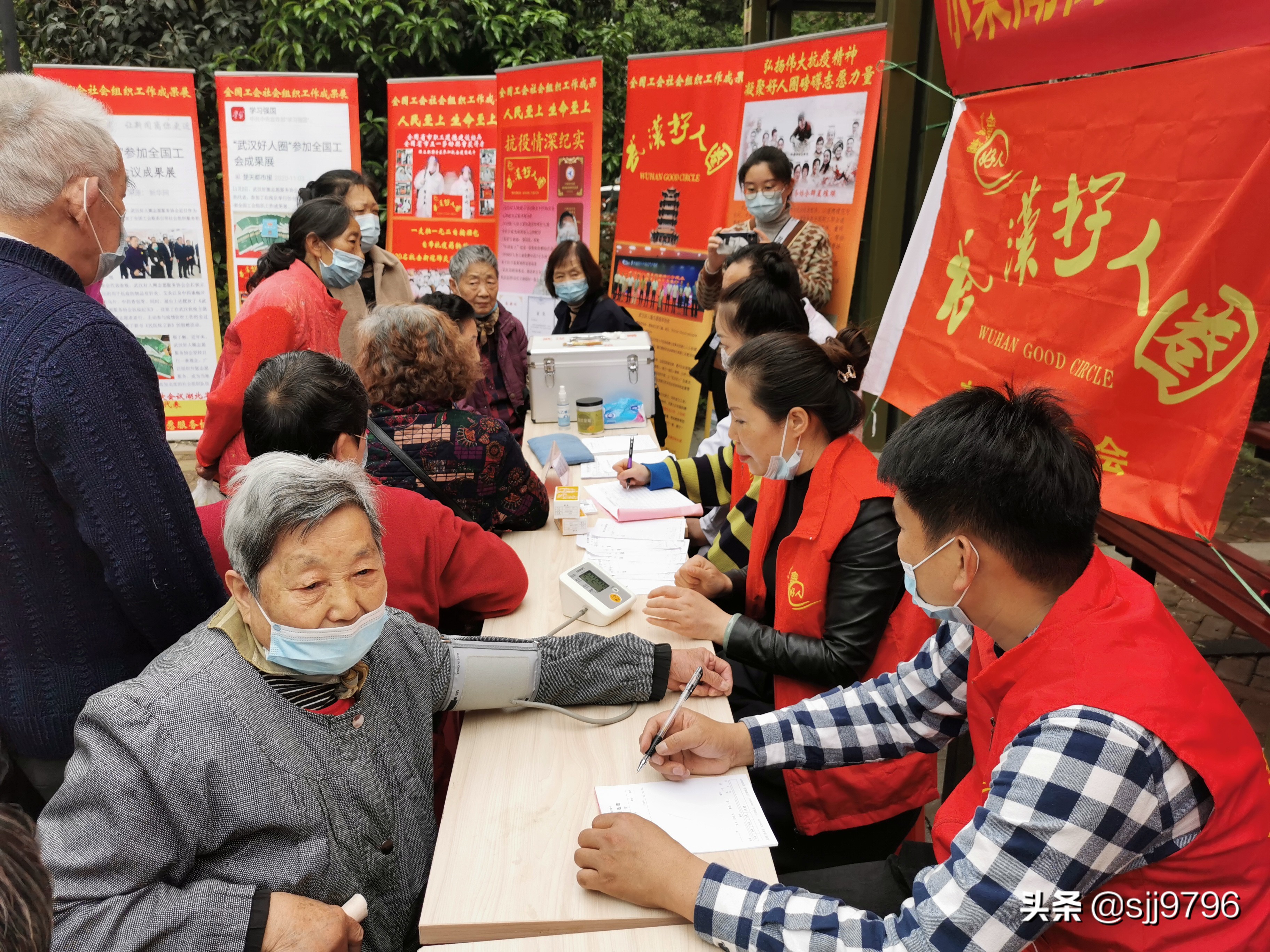 庆祝建党100周年武汉好人圈走进武昌水果湖滨湖社区义诊