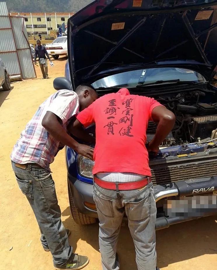 非洲黑人最时髦的衣服，可能是你扔掉的二手货