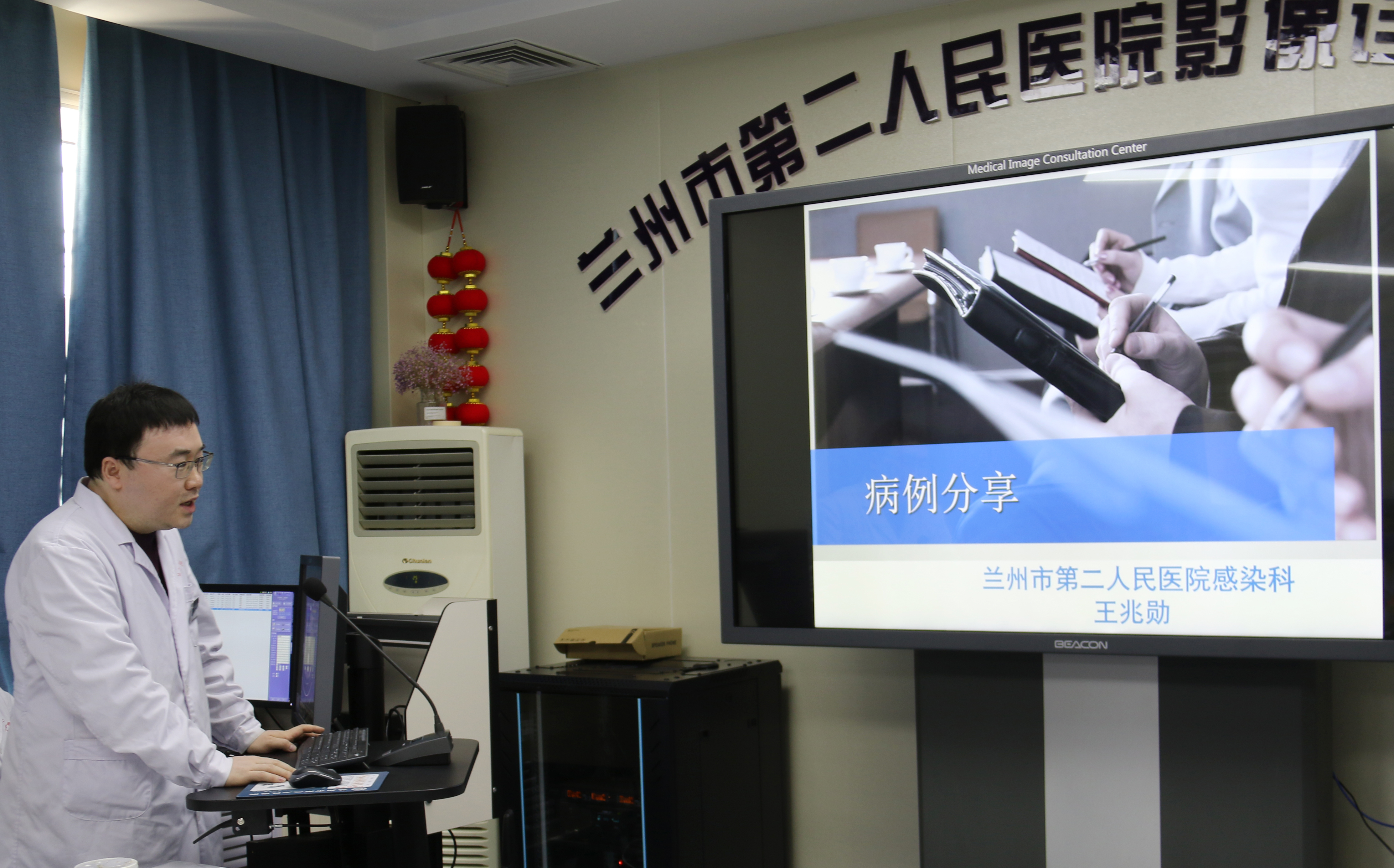 兰州市肝胆胰外科专家人才工作站首席专家张怡杰在市二院特需门诊开诊