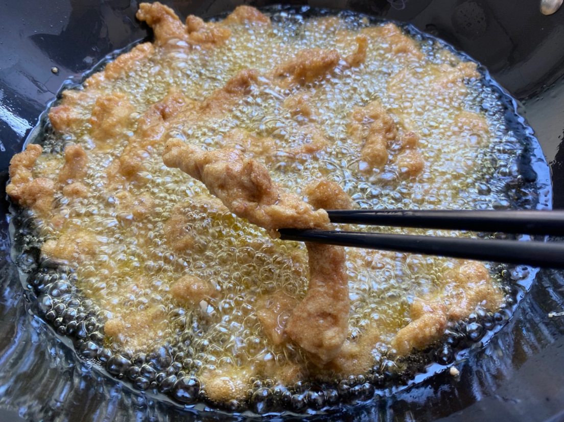 炸酥肉時，只用澱粉是不夠的，多加一樣，酥肉炸出來放涼也不回軟