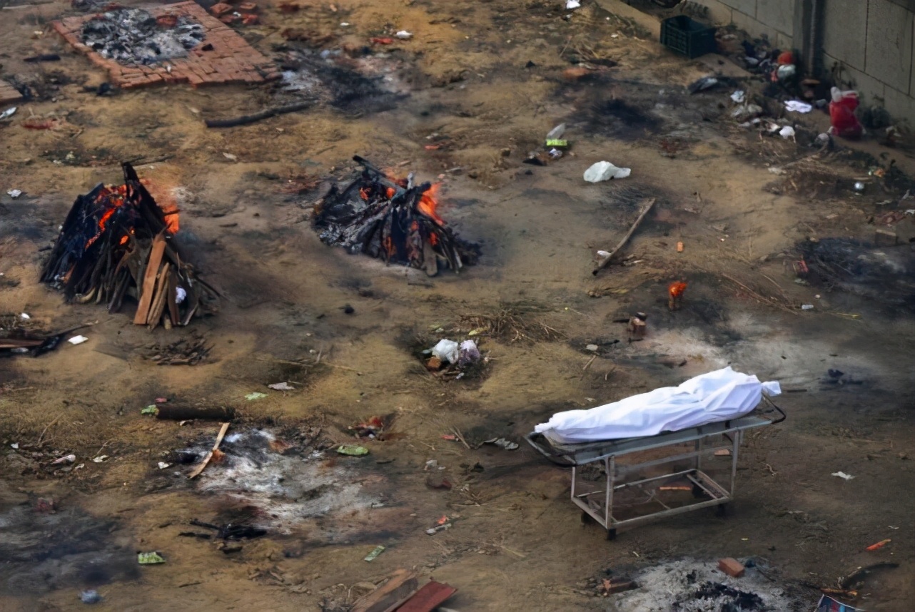 士兵吸高压锅蒸汽,民众当街焚尸,患者被喂牛尿!印度疫情已大乱