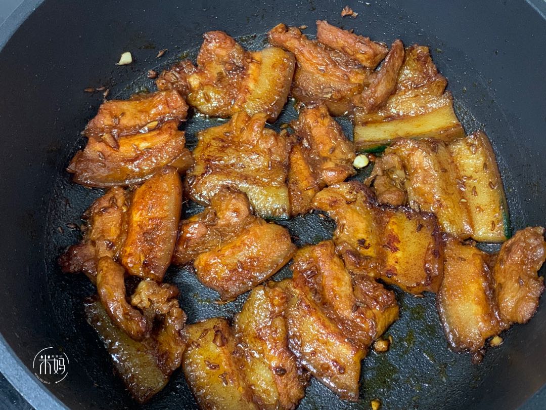 这是五花肉最好吃的做法，不放油，不放水，焦香软嫩口感好极了