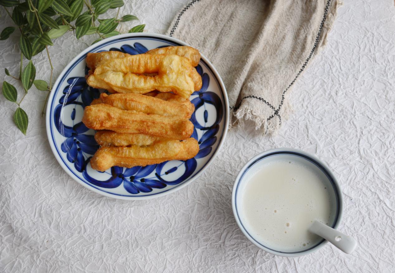 想吃油条不用出去买，自己在家也能做，干净卫生没有添加