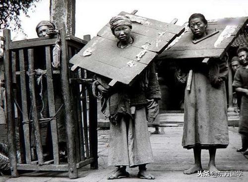 桎梏是古代木制的狱具,包括桎,梏,拲(gǒng),都是束缚囚犯手脚的狱具.