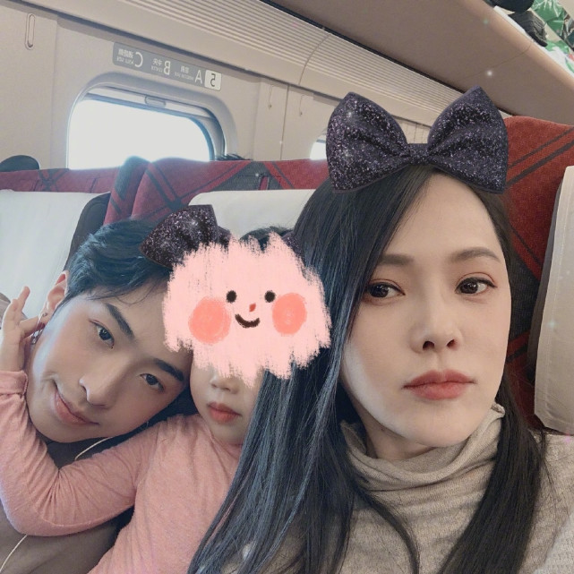 伊能静不舍儿子离开感性表白，母子牵手逛街被误以为是“情侣”