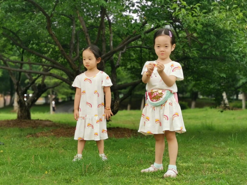 杨威双胞胎女儿太好辨认！各自遗传爸妈基因，姐妹俩还真不偏心啊