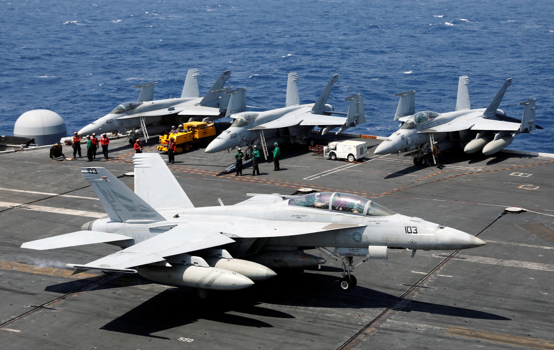 美军新版F18战机亮相，罕见公开座舱结构，先进