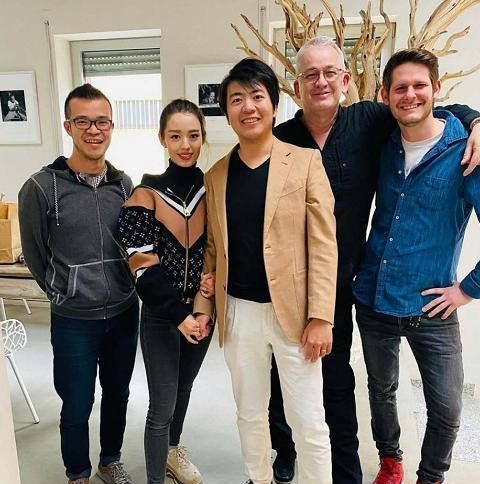 吉娜童年照曝光！吊带裙配短发真像假小子