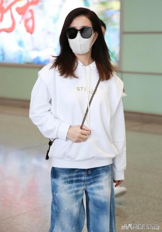 佘诗曼真的44岁了？穿衣肥大太随便，出乎意料还挺好看