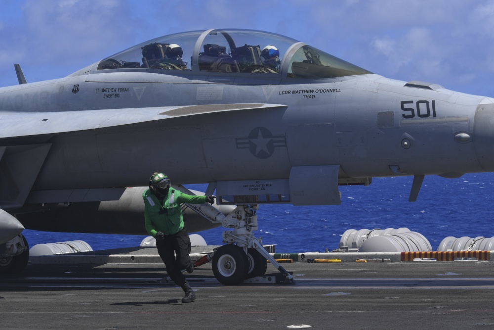 美军7艘航母同时行动，国产山东号悄然出港，战疫时刻敲响了警钟