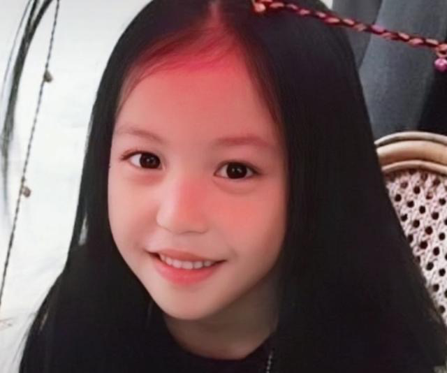 45岁赵薇烟瘾太大？室内吸烟姿势老练不避嫌，扎双马尾嫩成少女