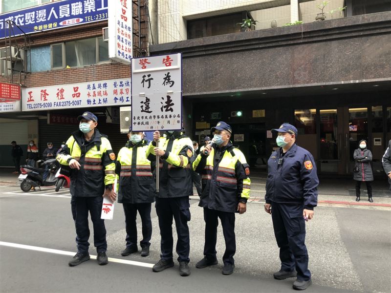 台北民眾新年自發升起五星紅旗，島內警察火速趕到阻止，同胞的心已被傷透