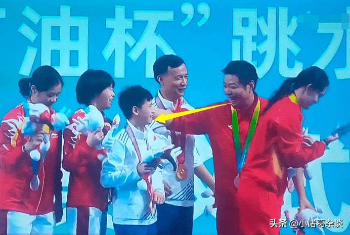 全红婵太火了！奥运冠军在线追星，师姐现场求合影，教练也被逗乐