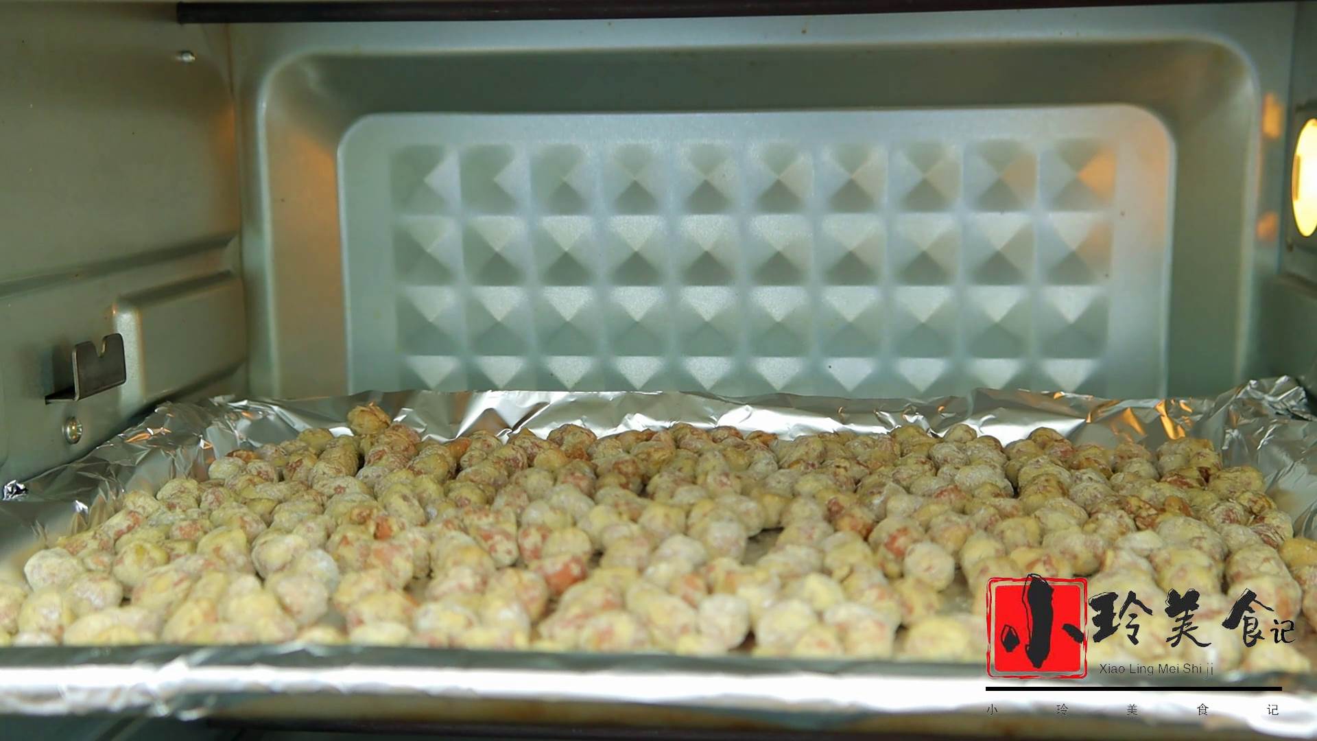 花生不油炸了，打入2個雞蛋，筷子一攪，咬一口嘎嘣脆，好吃上癮