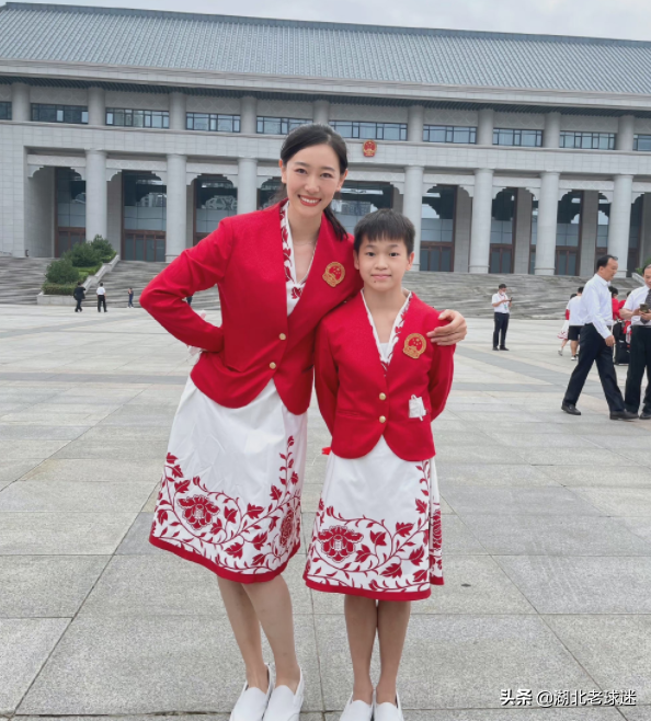 多位奥运冠军争相合影之后，全红婵再晒照片！18字送给所有人