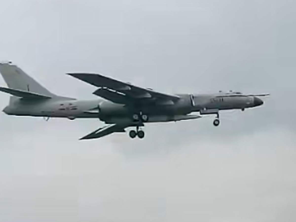 美媒曝光新图片：轰6N装12米导弹亮相，弹头扁平疑似东风17