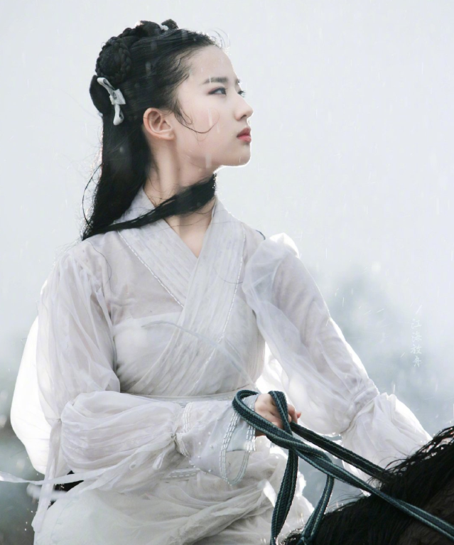 以前的古装造型有多美？王艳头戴假树叶，都能美出新高度