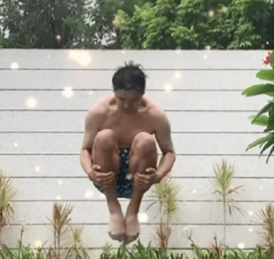 田亮再秀跳水技术，裸上半身仍有腹肌，有意让女儿进网球俱乐部？
