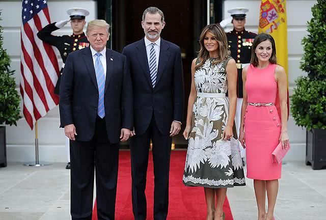 梅拉尼娅穿衣罕见翻车！裹身蓝裙勒出圆鼓鼓肚腩，坐下都有游泳圈