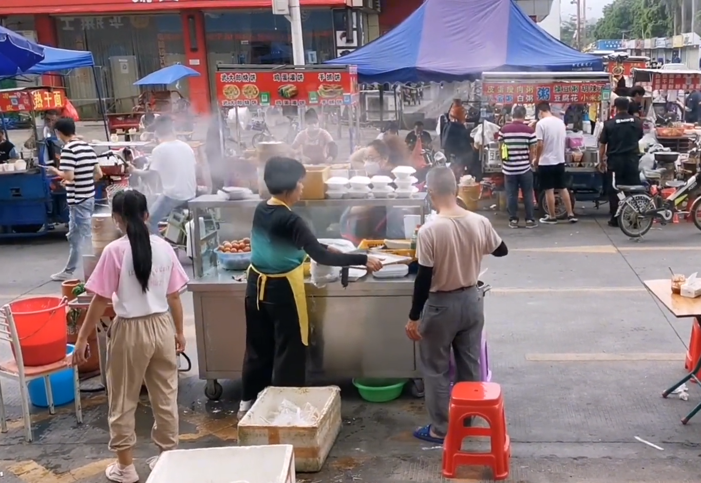 我在深圳擺地攤早餐我只賣6塊錢一份如今在老家買房買車