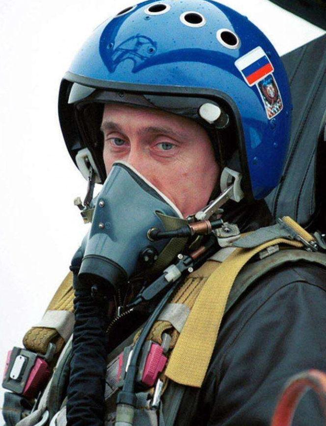 大快人心！两架苏35“押送”美战机64分钟，美战机沦为犯人不敢反抗