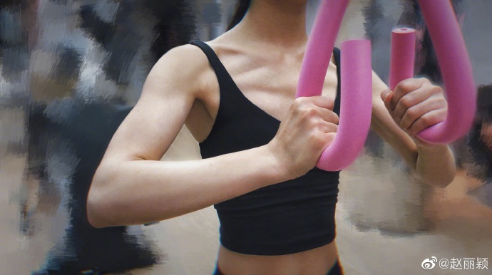 赵丽颖产后1年，身材恢复如健身教练，她吃这些