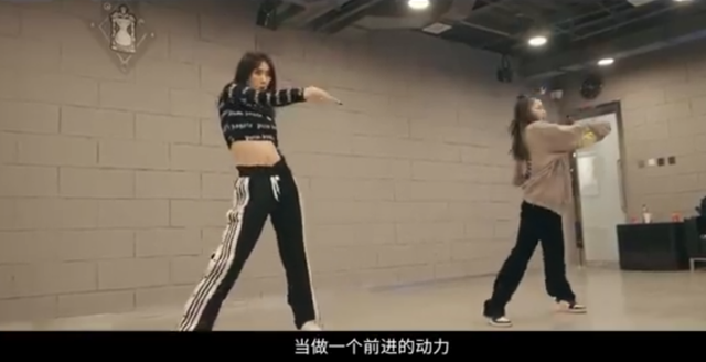 疑姚安娜5亿城堡内景曝光，百万豪车随意停放，出行乘坐直升飞机