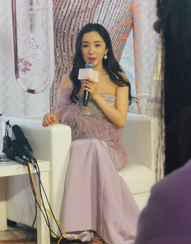 After Yang Mi changes modelling division head beautiful temperament is pulled full, the spot and humour of vermicelli made from bean starch are interactive: 