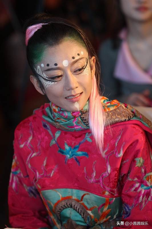 同样是不婚主义，杨丽萍被骂上热搜，56岁的她却