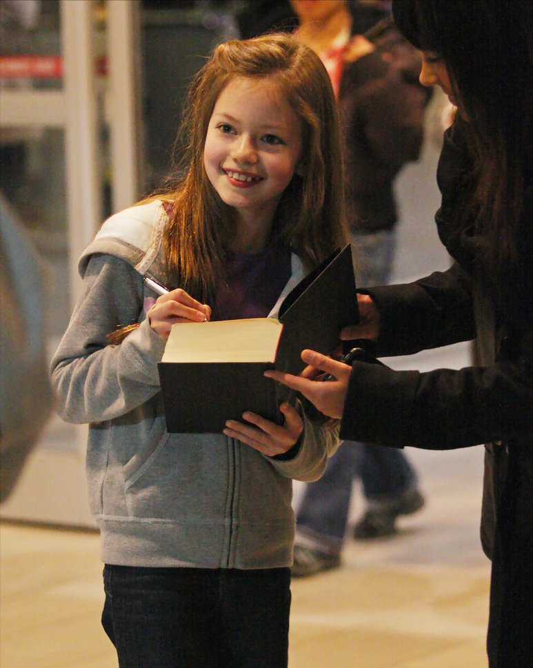 “暮光之城”那个小女孩如今已经21岁了，昔日的