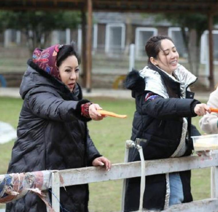 郭碧婷学习向太穿搭，女儿百日宴上穿20万连衣裙搭珠宝，好贵气