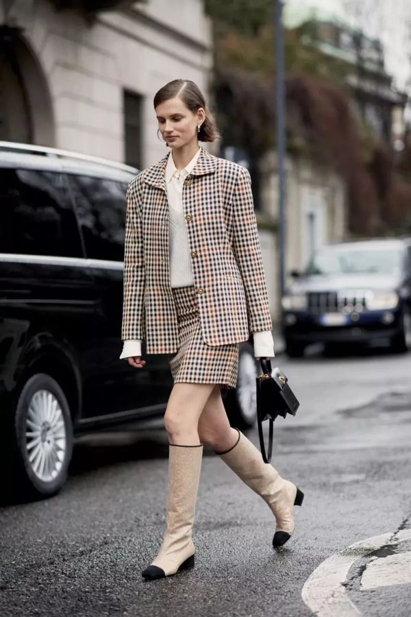 51岁杨钰莹穿牛仔套装亮相，上短下长显高挑，裤