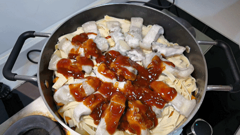 It costs 300 yuan to eat out of the stew pot, and you can do it at home for 100 yuan. Novice kitchen personnel can also make it.