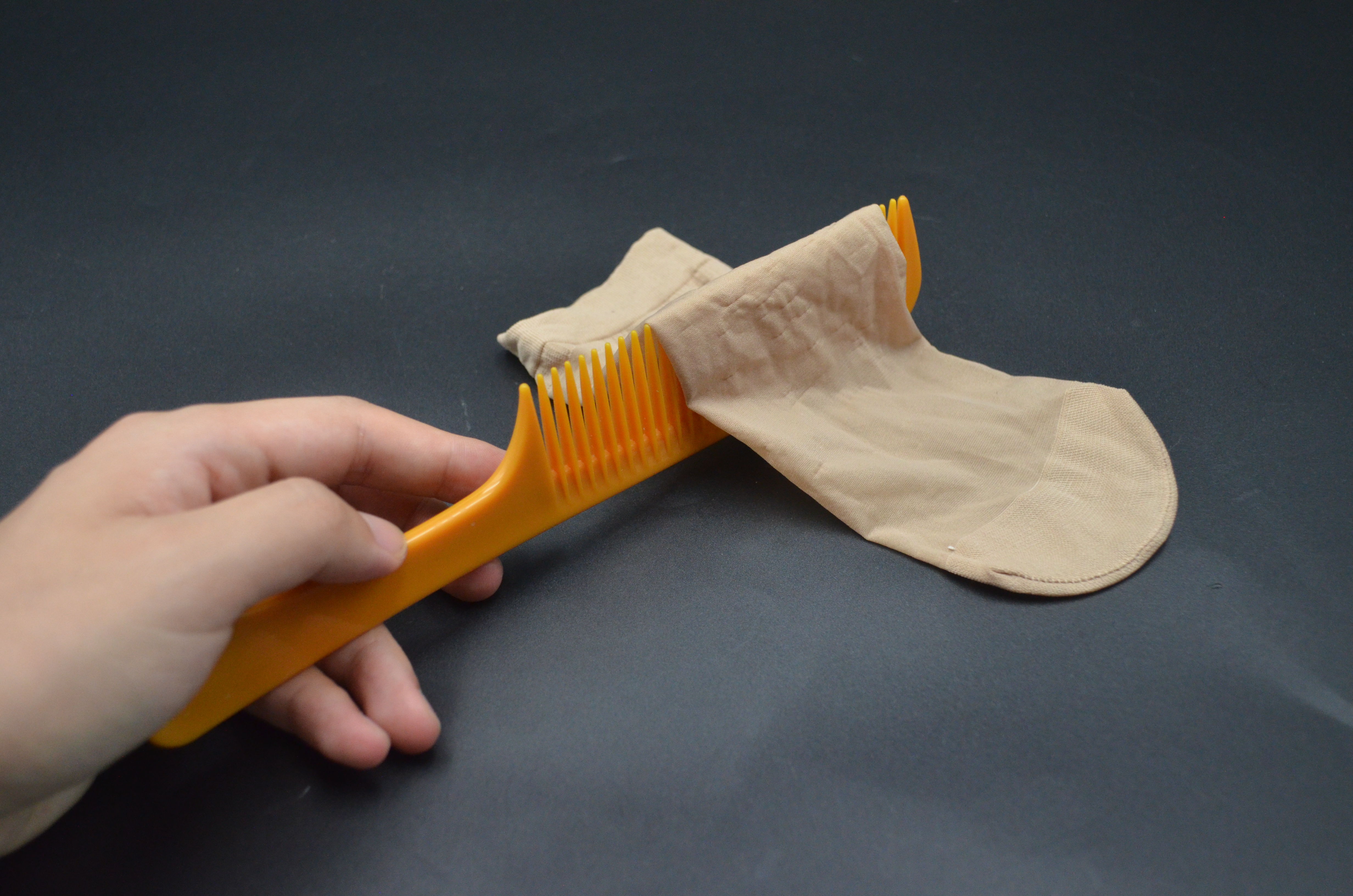 把梳子塞进丝袜里，别提多实用，家人每天抢着用，回家快试试