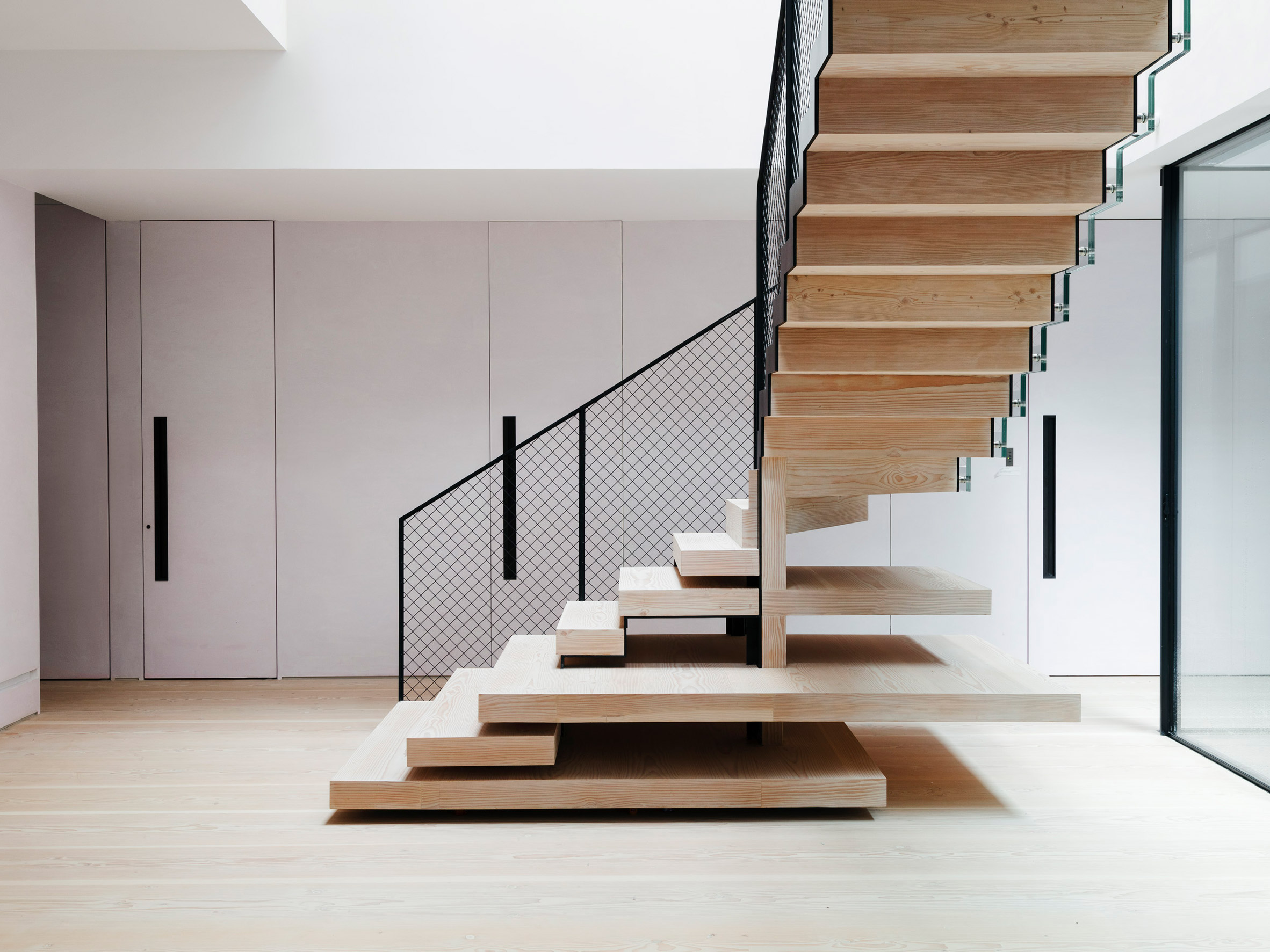 艺术家工作室改造的超高挑空LOFT住宅，四口之家与艺术藏品共舞