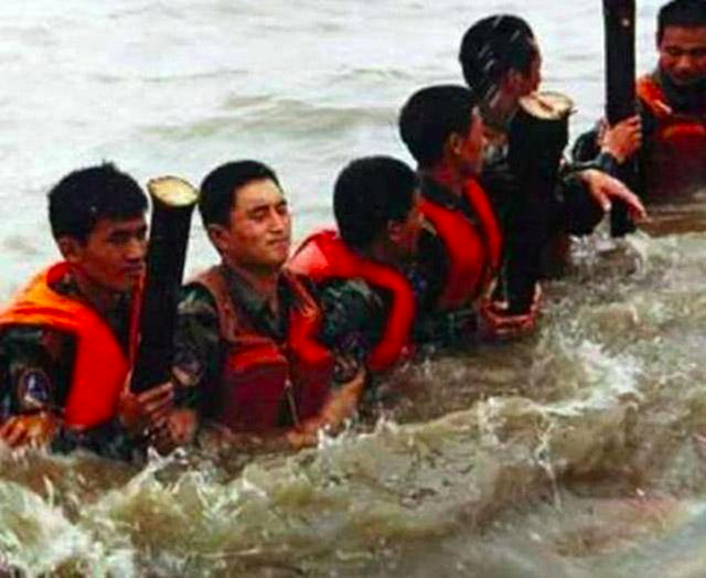 98年九江抗洪纪实，将军一声令下，三个团长带头